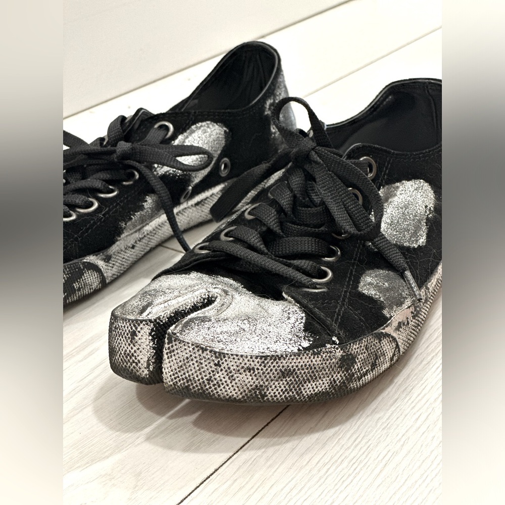 Maison Margiela Tabi Split-Toe Sneakers – Unique Silver Splatter Design